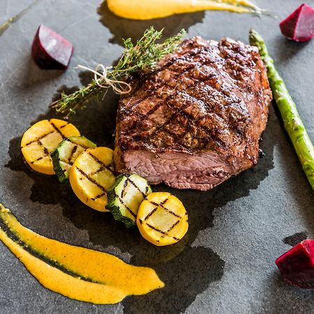 Holiday Inn Cucuta By Ihg Ngoại thất bức ảnh A steak prepared with vegetables