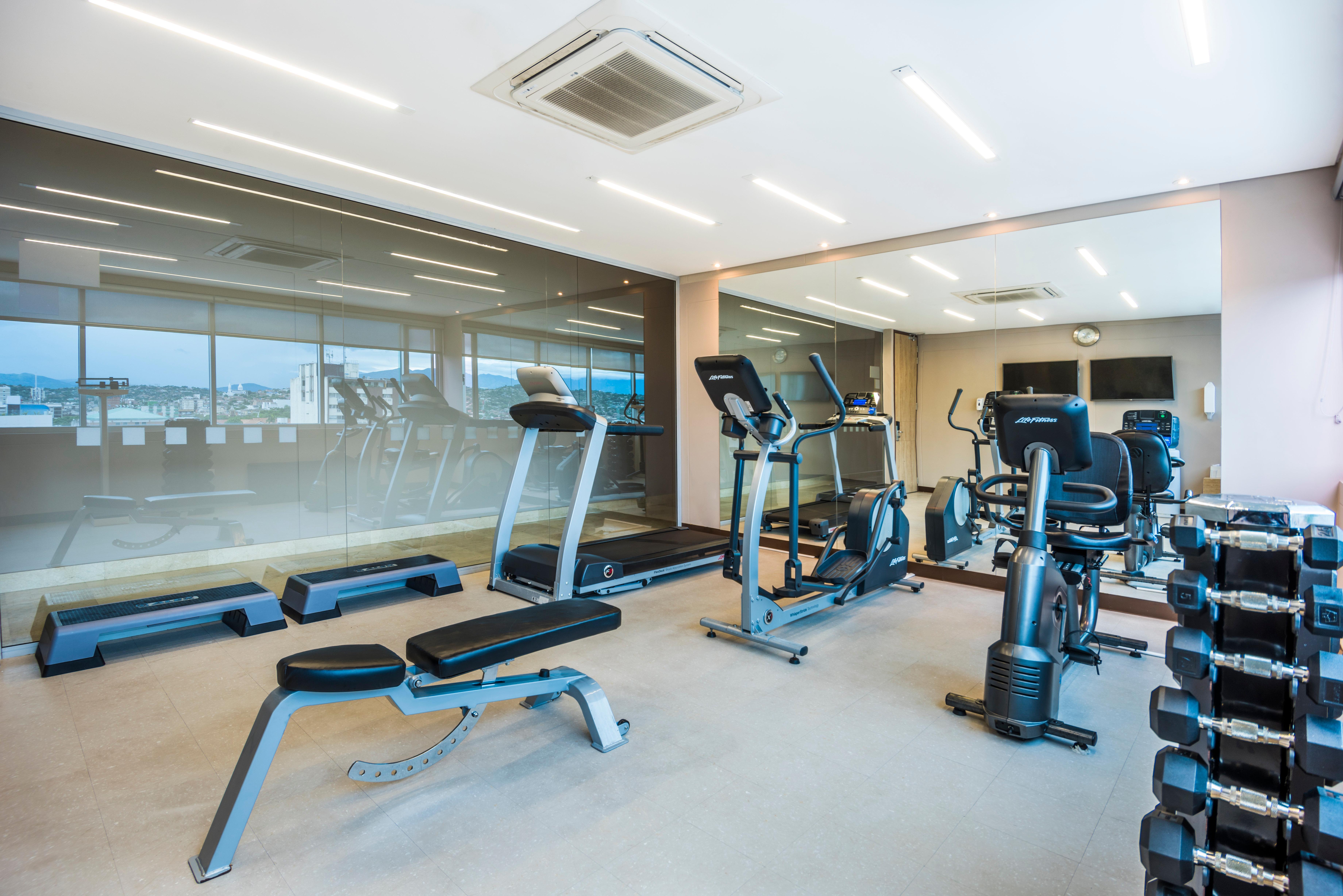 Holiday Inn Cucuta By Ihg Ngoại thất bức ảnh A gym in a hotel