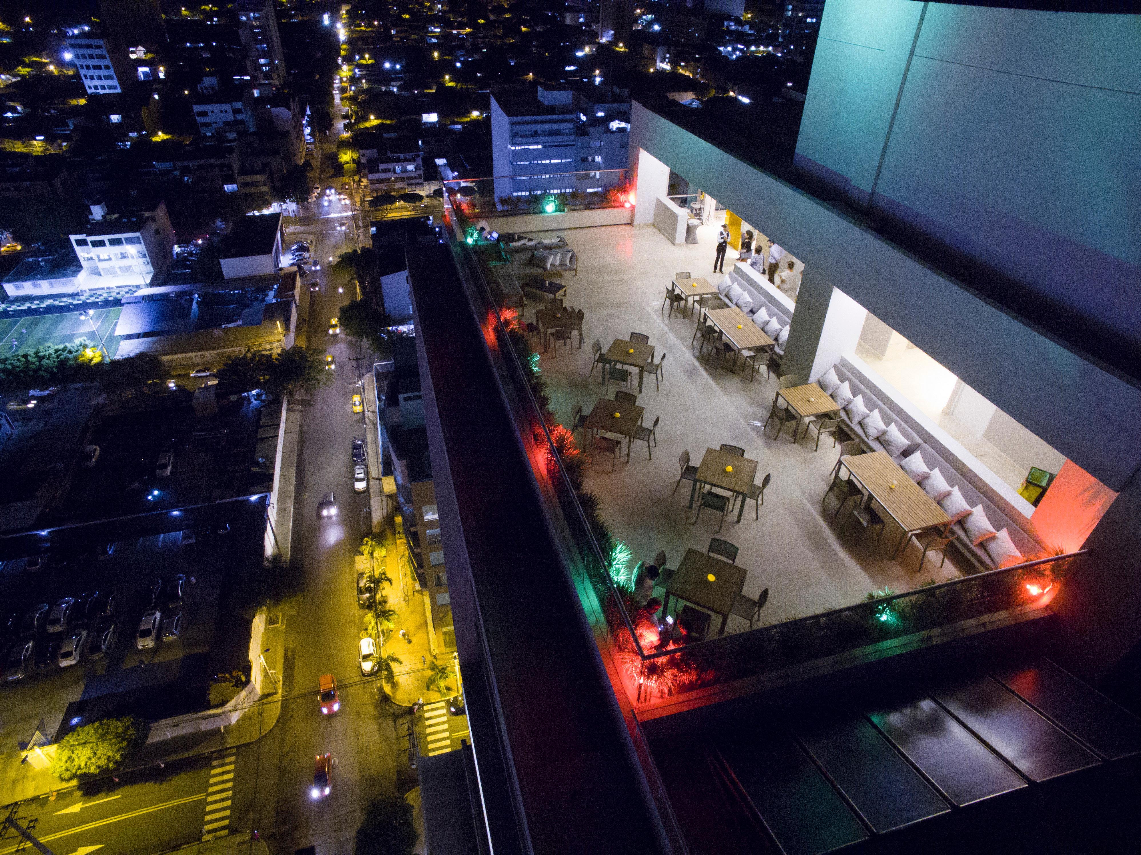 Holiday Inn Cucuta By Ihg Ngoại thất bức ảnh Sky bar at the hotel