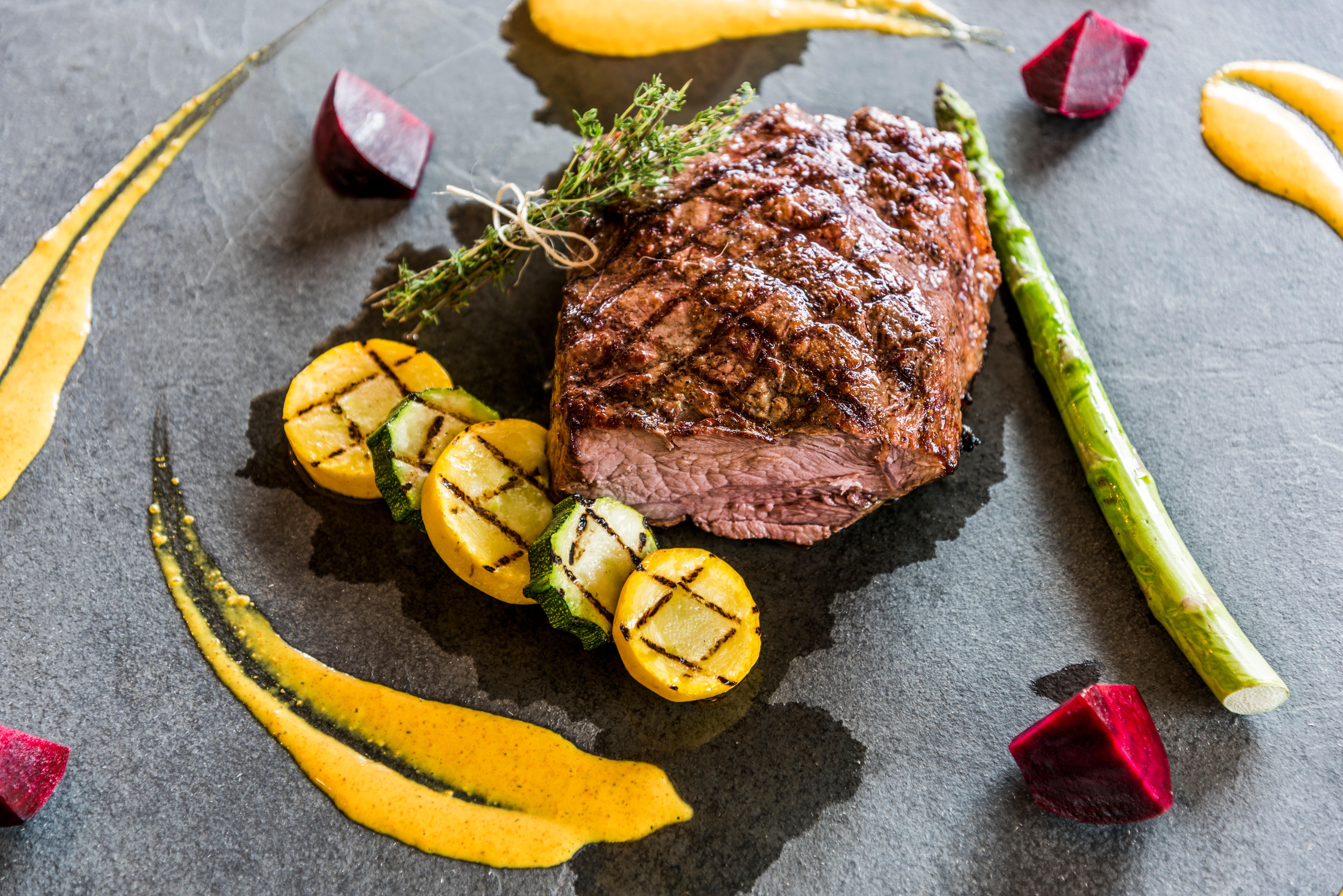 Holiday Inn Cucuta By Ihg Ngoại thất bức ảnh A steak prepared with vegetables