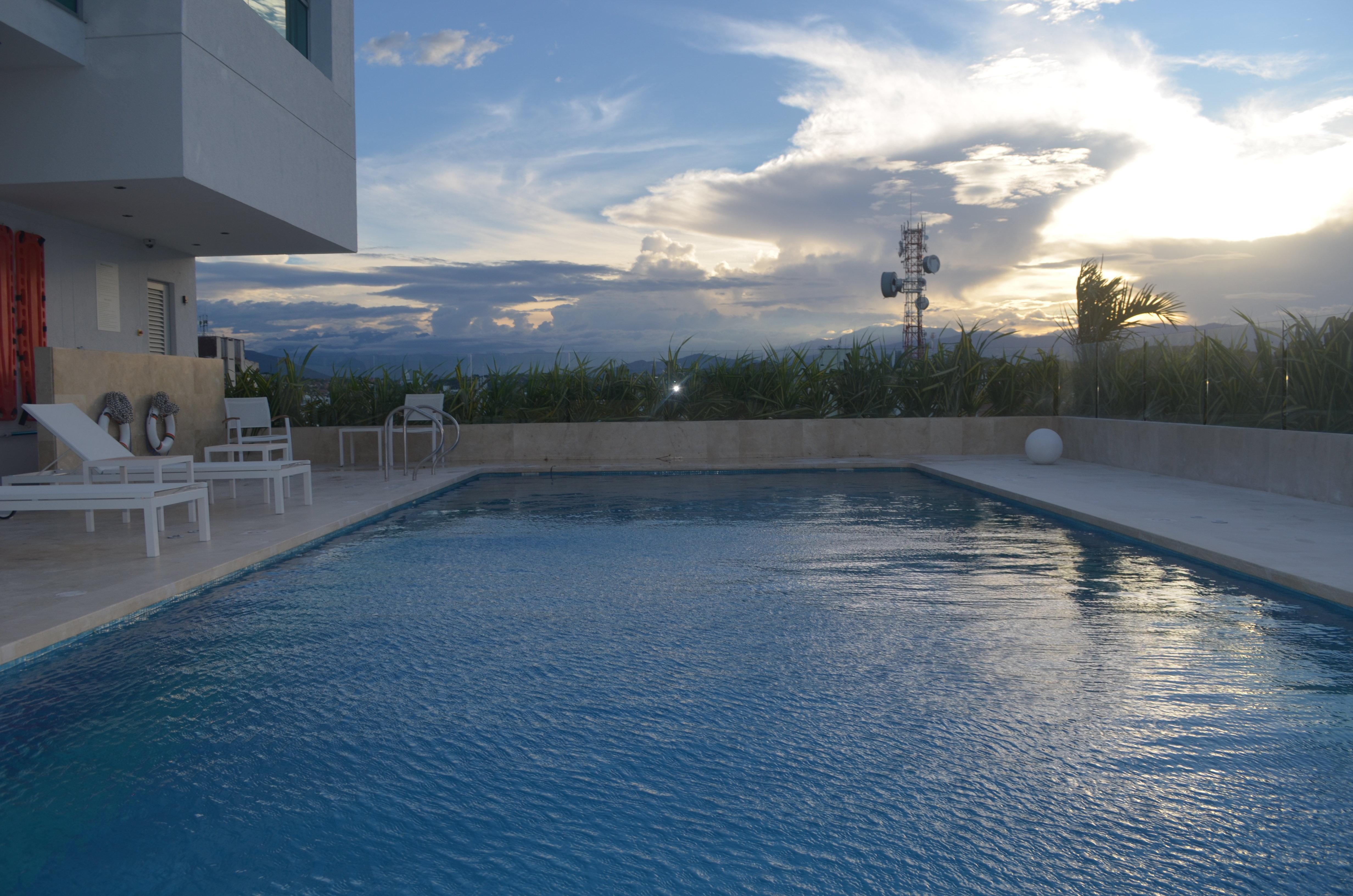 Holiday Inn Cucuta By Ihg Ngoại thất bức ảnh Swimming pool at the hotel