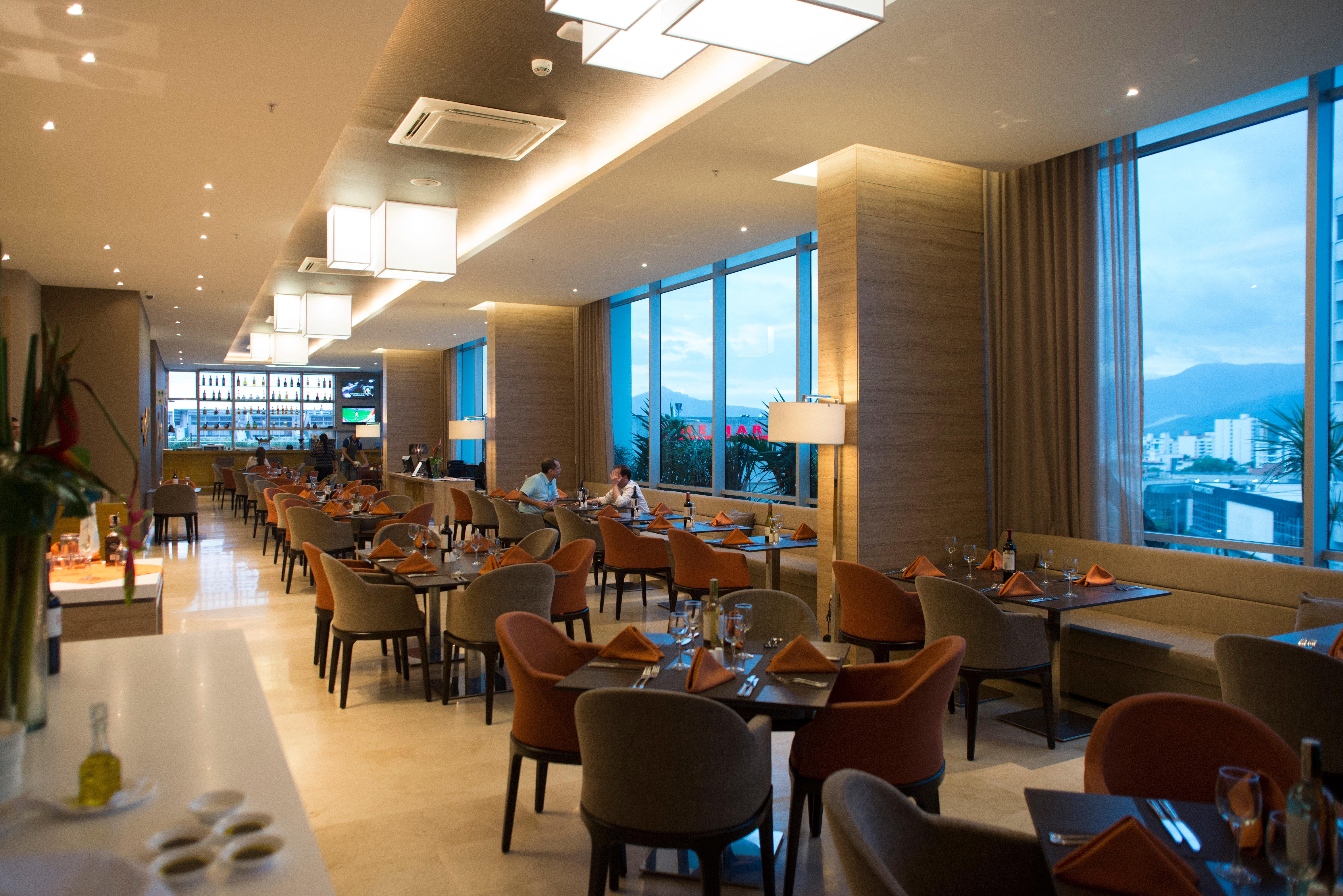 Holiday Inn Cucuta By Ihg Ngoại thất bức ảnh The Club Lounge at Hong Kong International Airport
