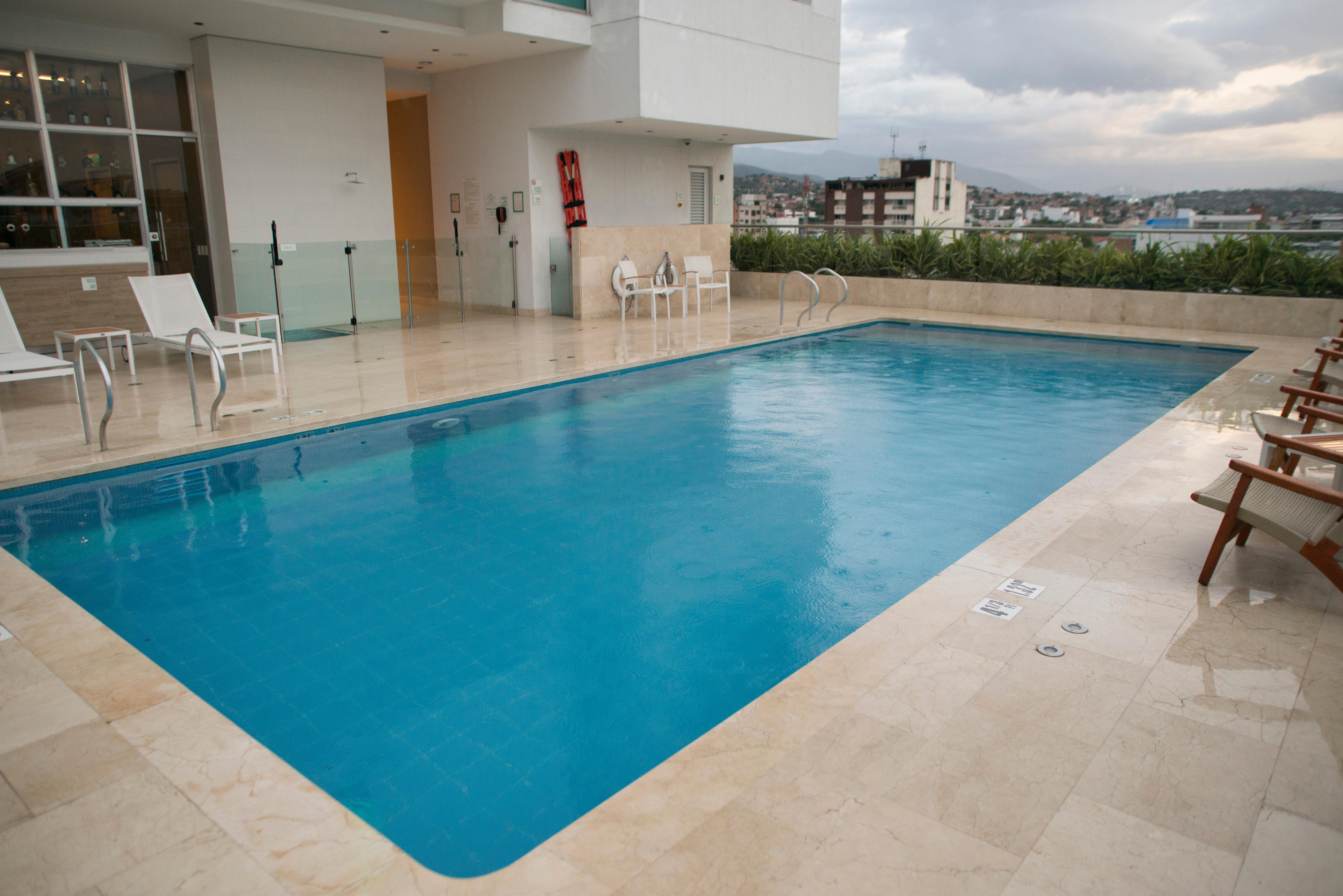 Holiday Inn Cucuta By Ihg Ngoại thất bức ảnh A rooftop pool