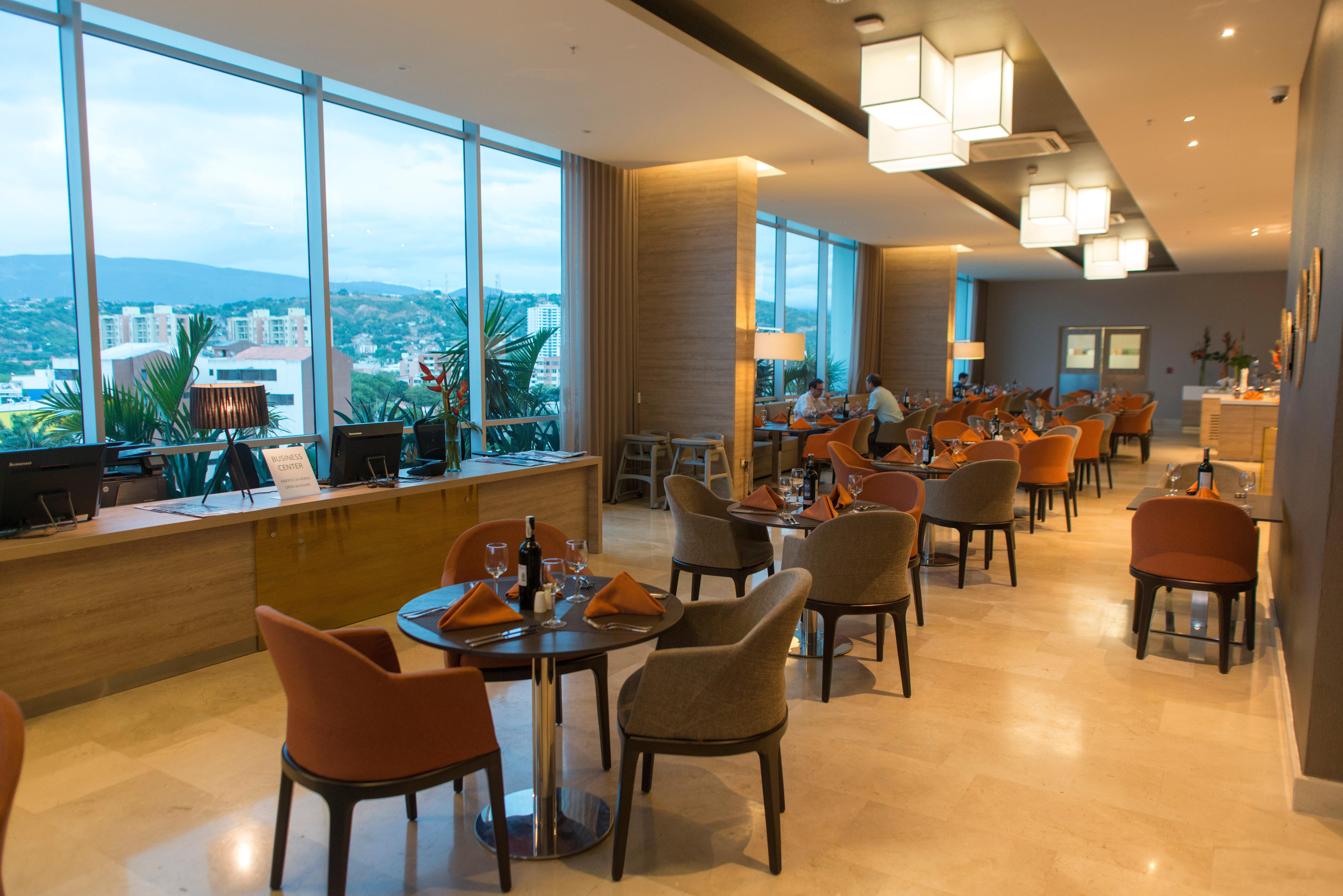 Holiday Inn Cucuta By Ihg Ngoại thất bức ảnh The lounge at the airport