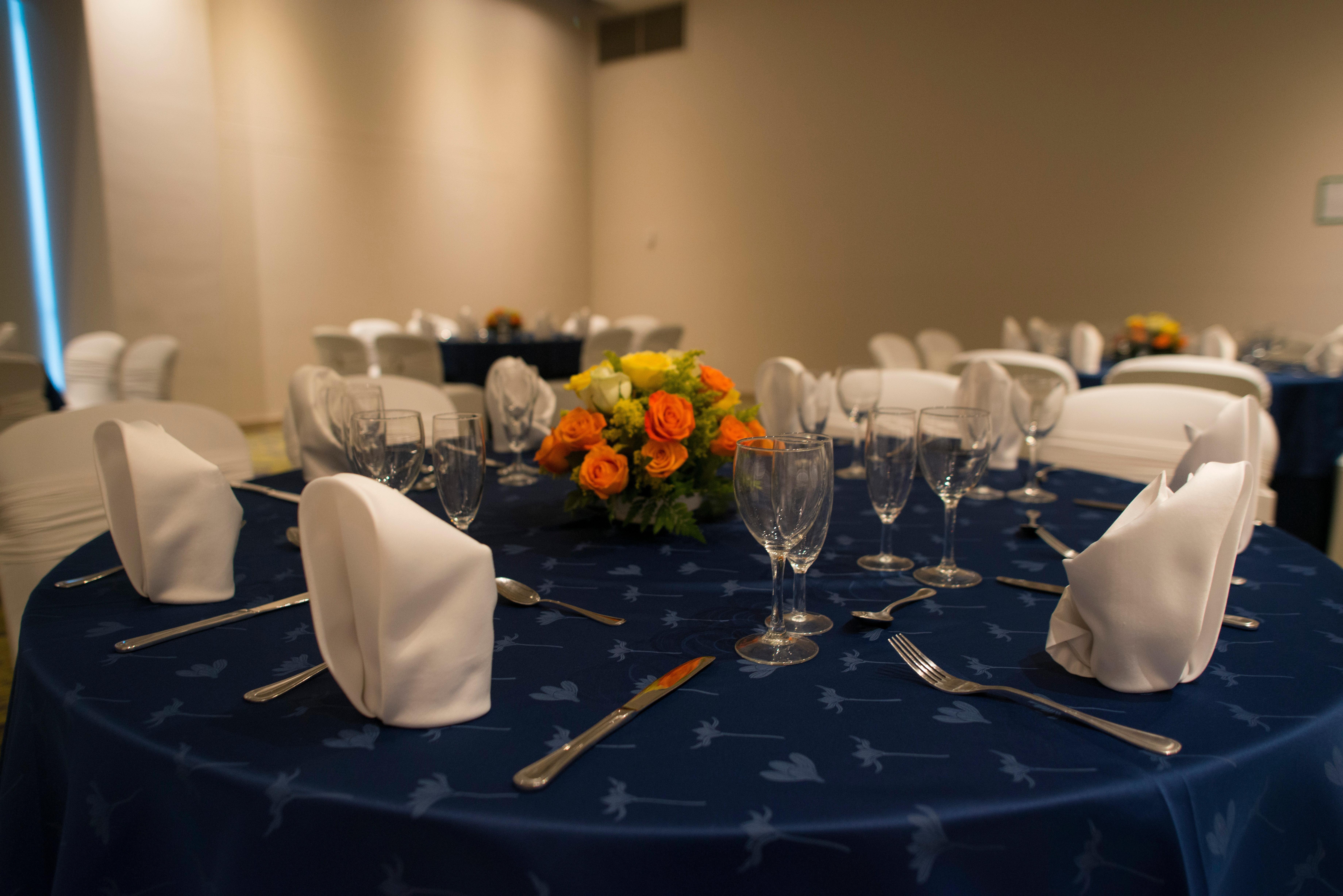 Holiday Inn Cucuta By Ihg Ngoại thất bức ảnh A table set for a formal dinner