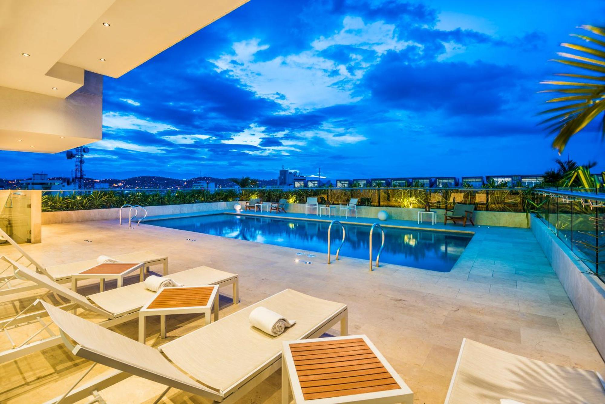 Holiday Inn Cucuta By Ihg Ngoại thất bức ảnh Rooftop pool at the hotel